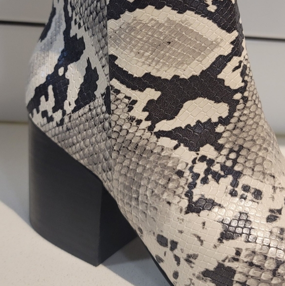 Madden Girl "Aden" Snake-print boots, size 8M - Picture 2 of 6